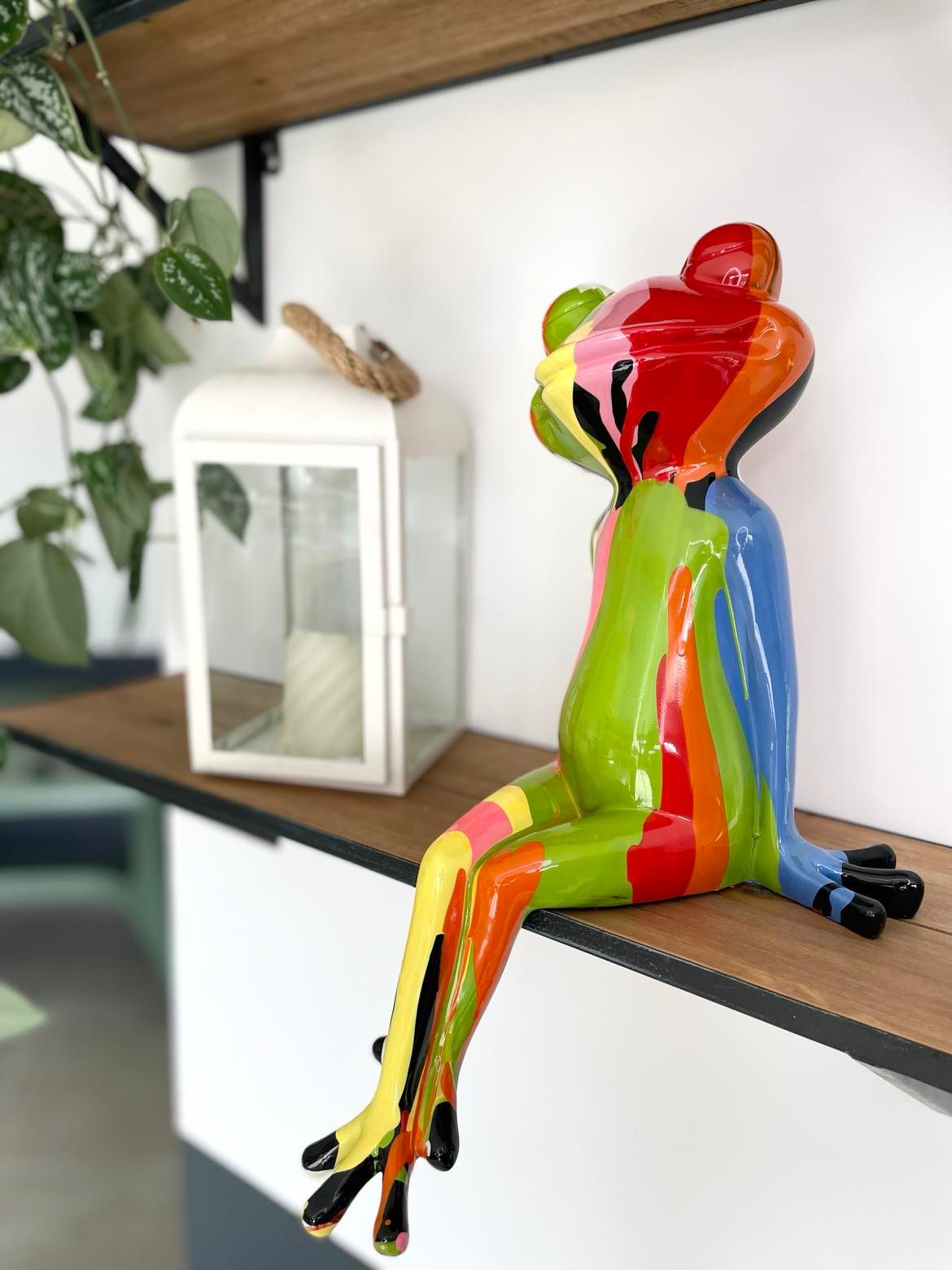 koshys-home-decoration-sculpture-clisson-grenouille-couleurs-jambespendantes-grenouilleassise